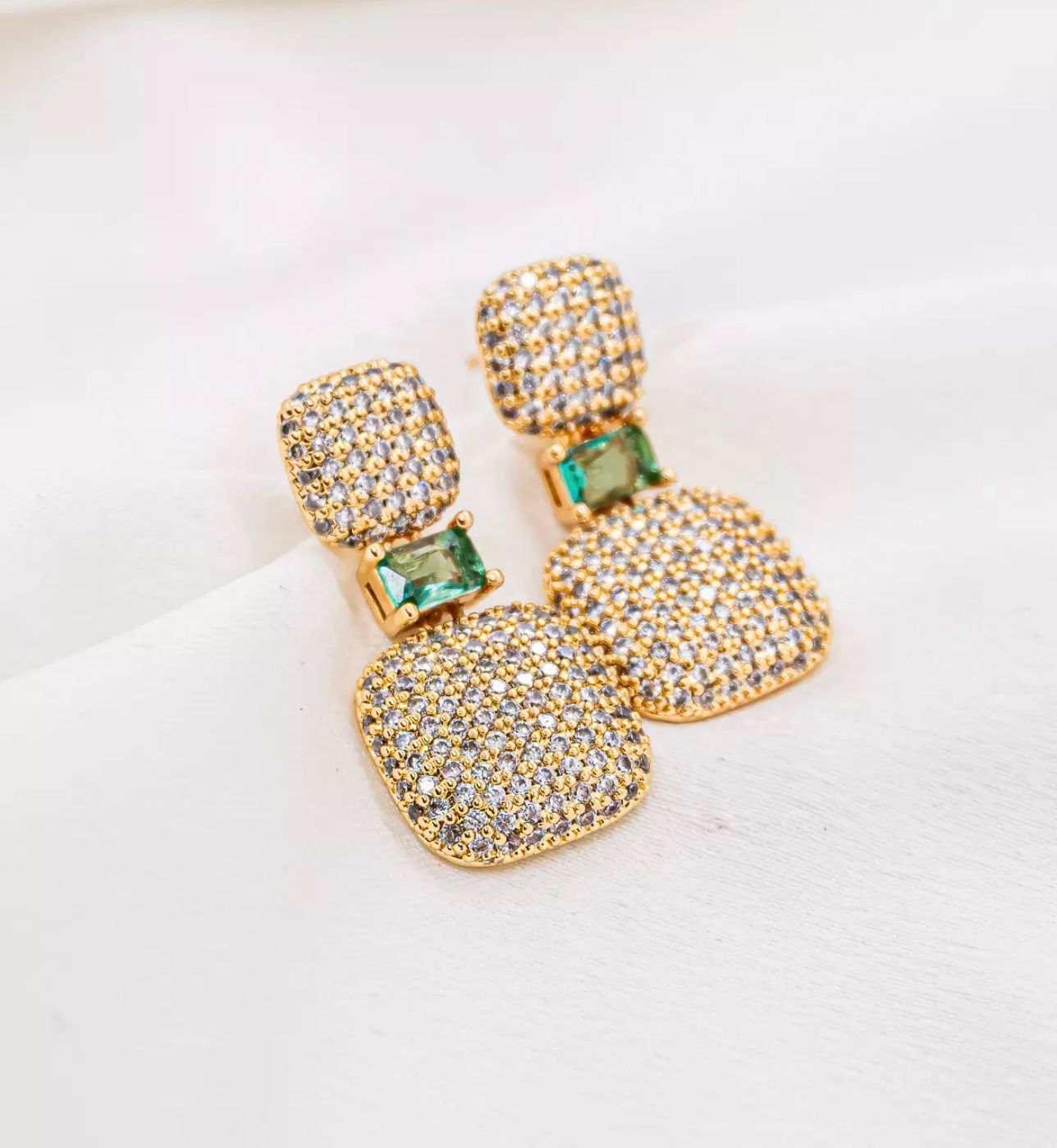 Brinco dourado cravejado com detalhe verde