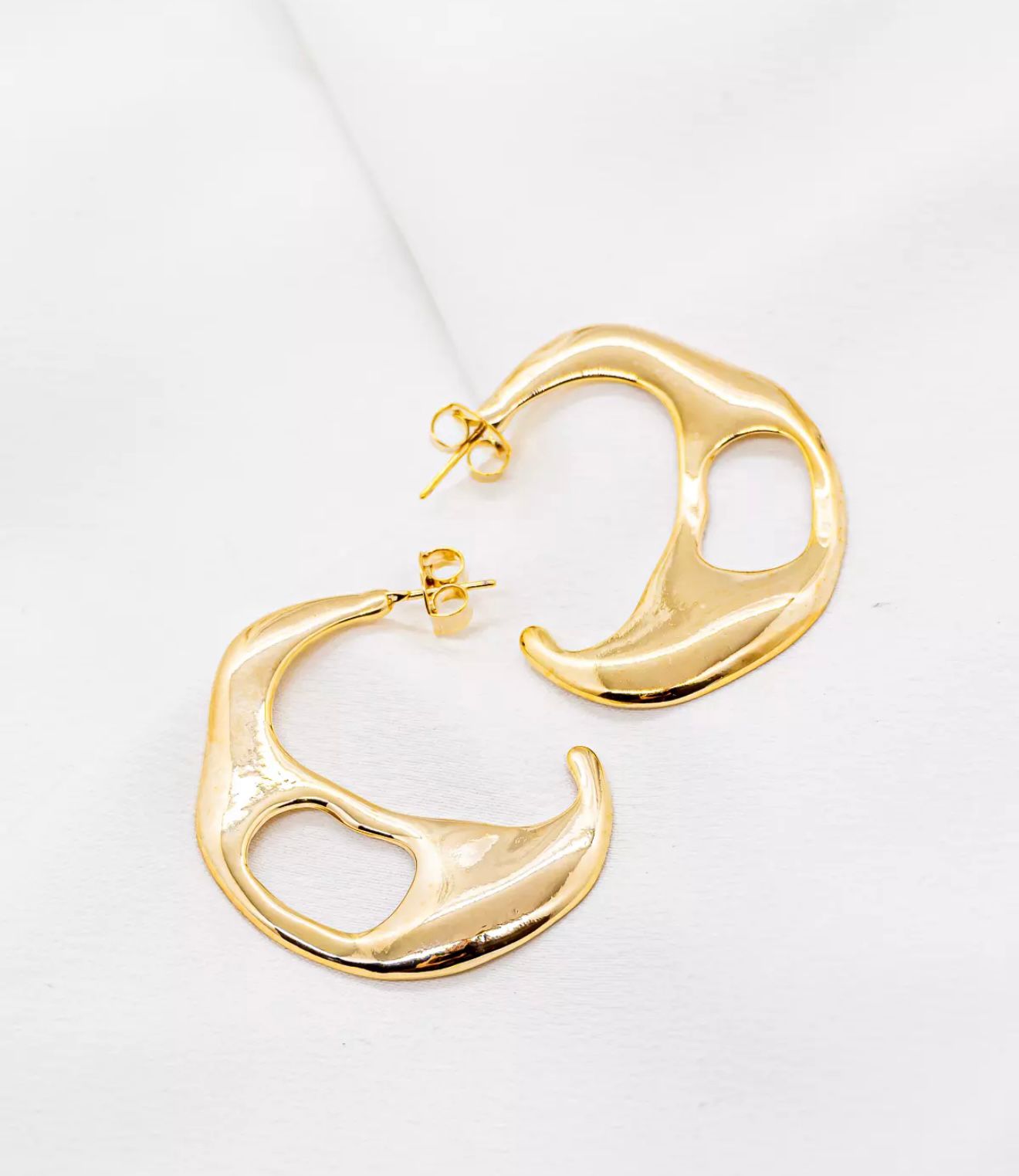 Brinco dourado orgânico vazado