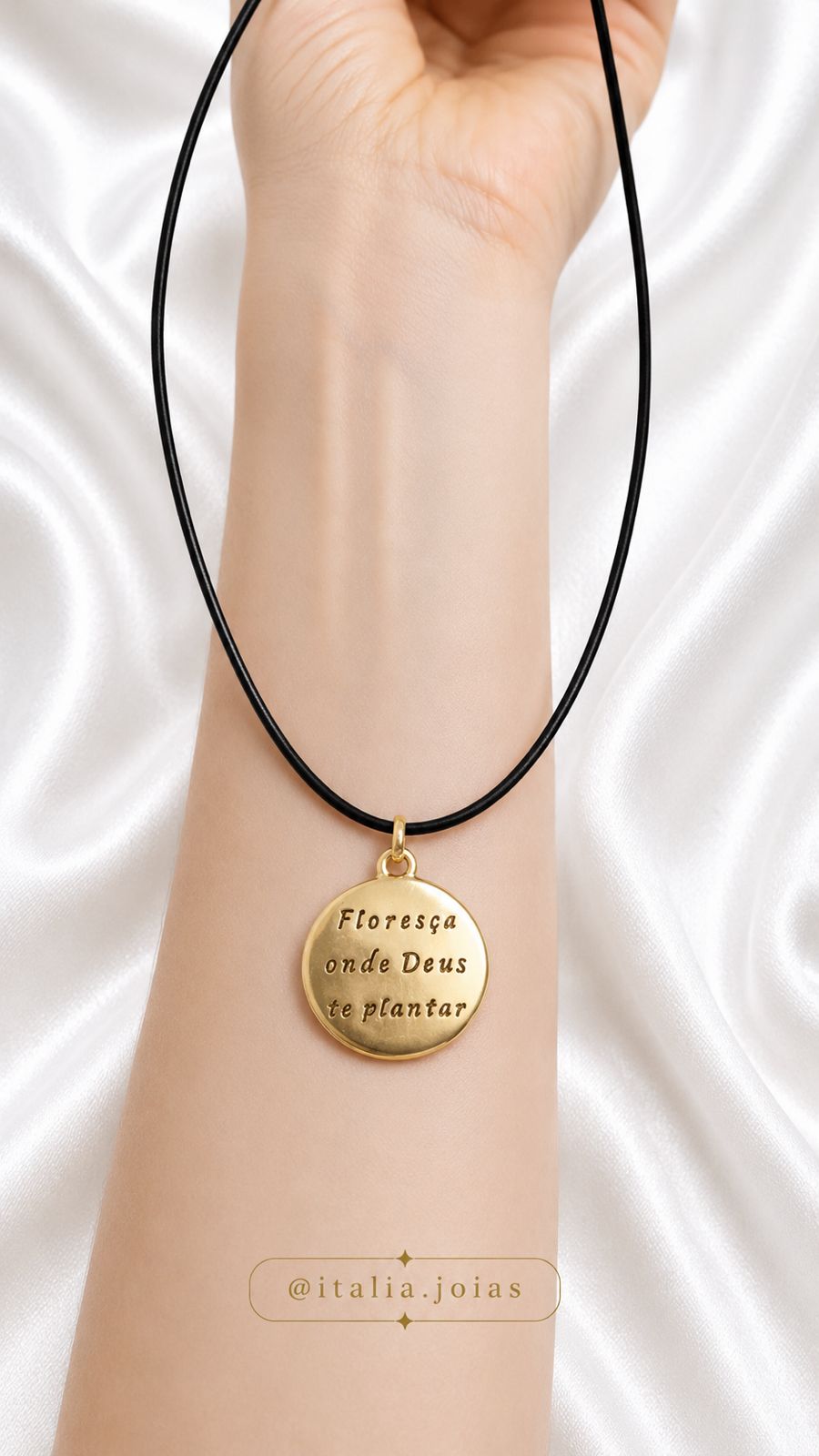 Colar de couro preto com pingente escrito Floresca onde Deus te plantar