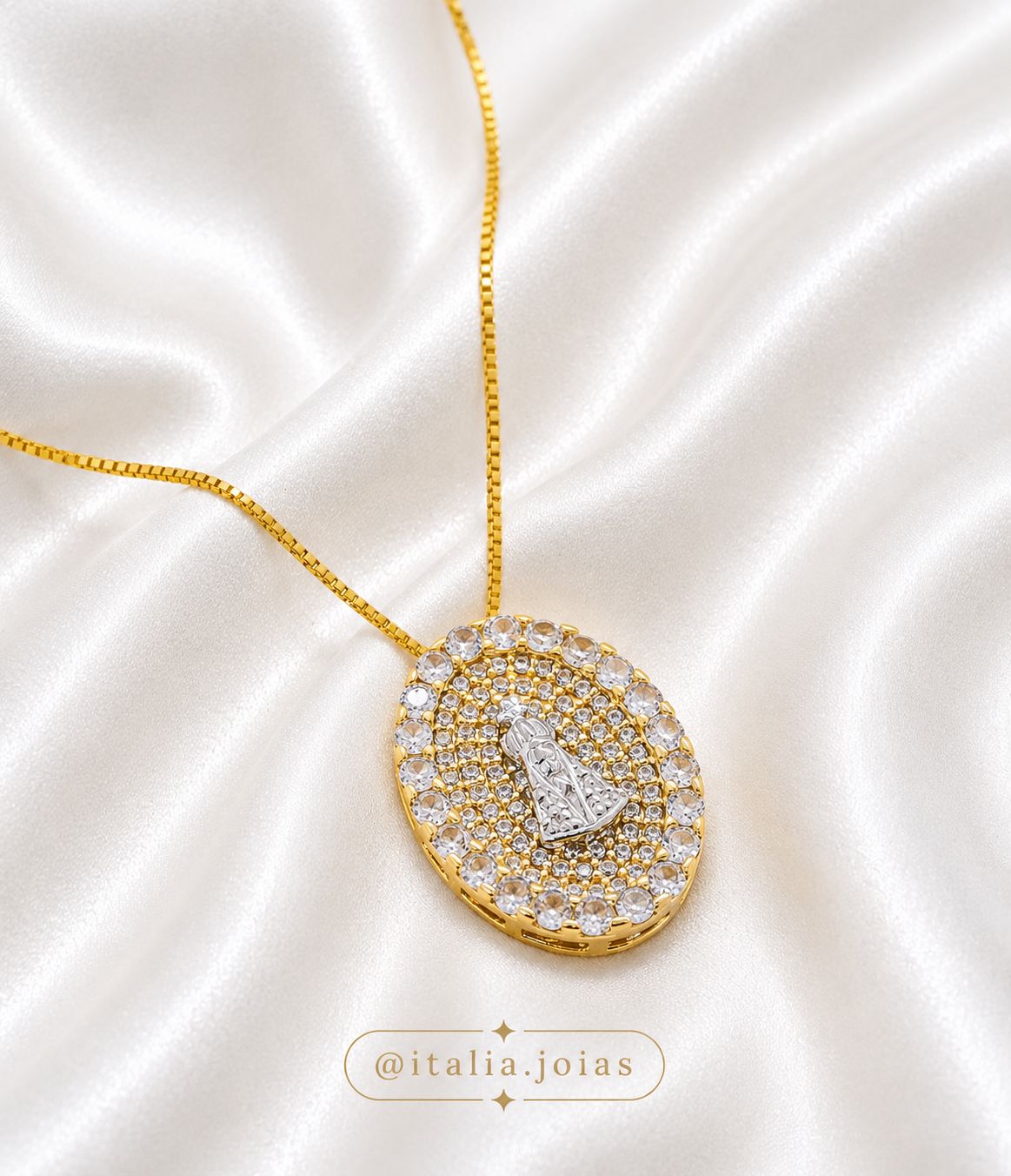 Colar dourado com medalha cravejada de Nossa Senhora