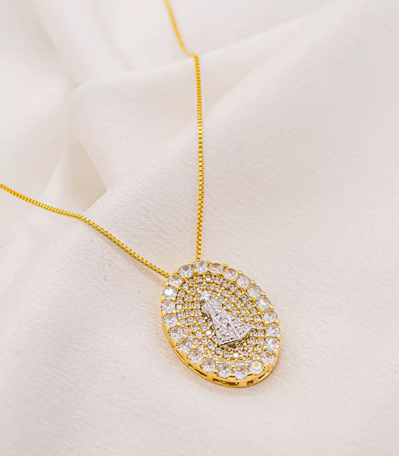 Colar dourado com medalha de Nossa Senhora