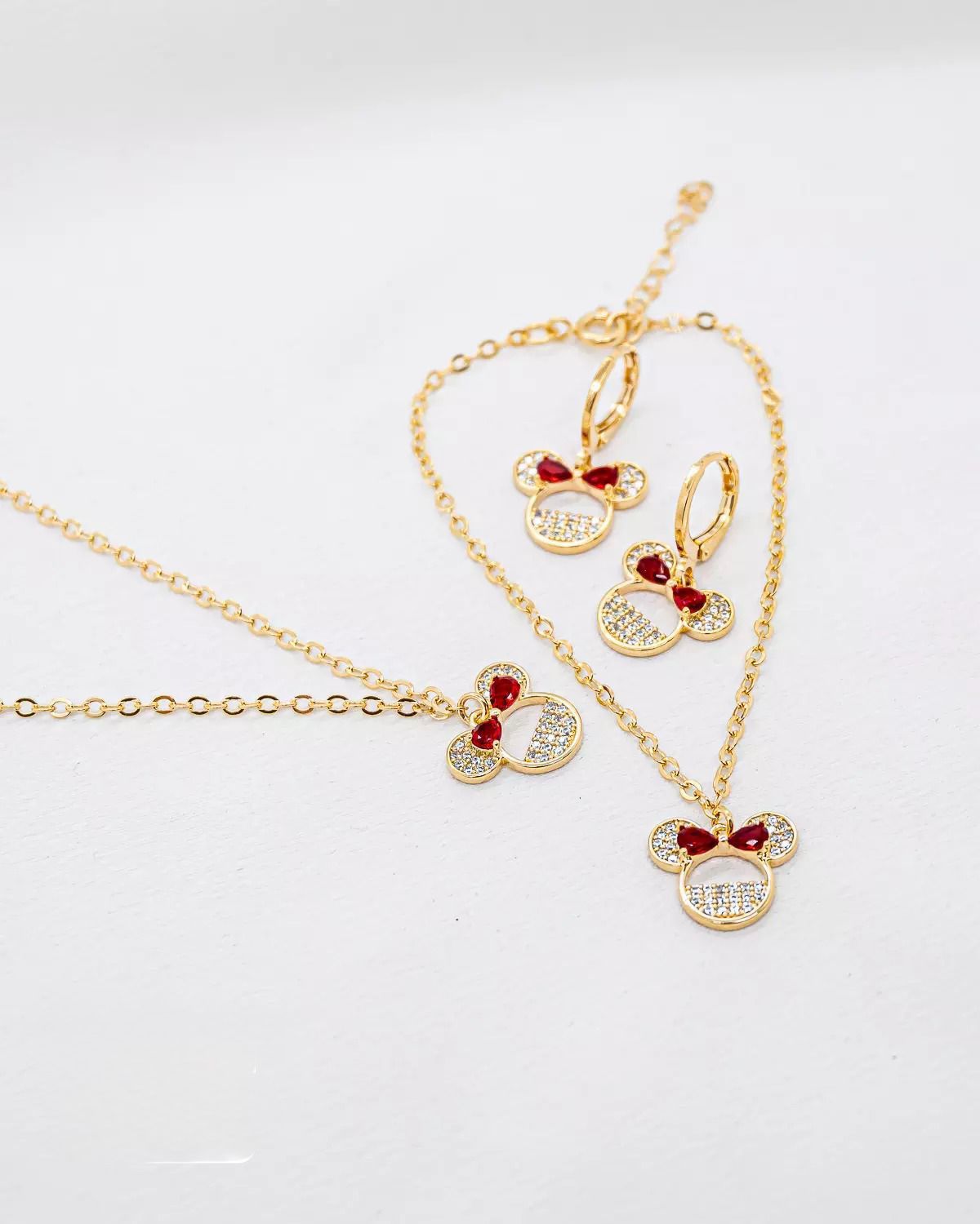 Conjunto dourado infantil com laco vermelho