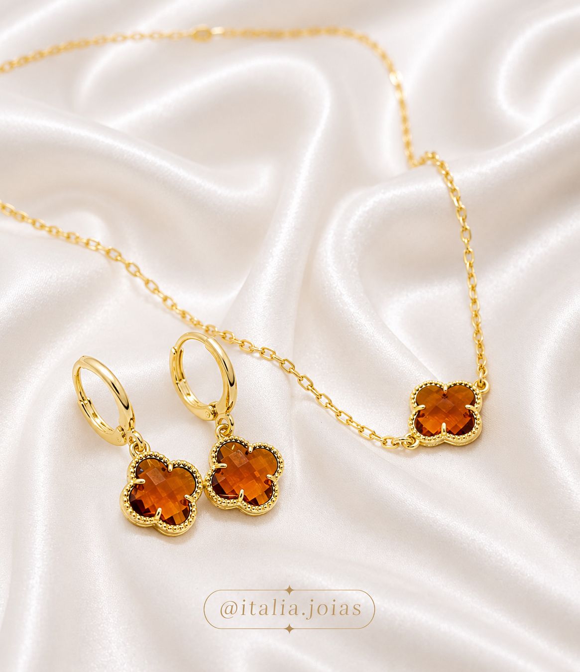 Conjunto em banho de ouro com trevo caramelo