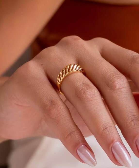 Anel croissant vazado em banho de ouro tamanho 19