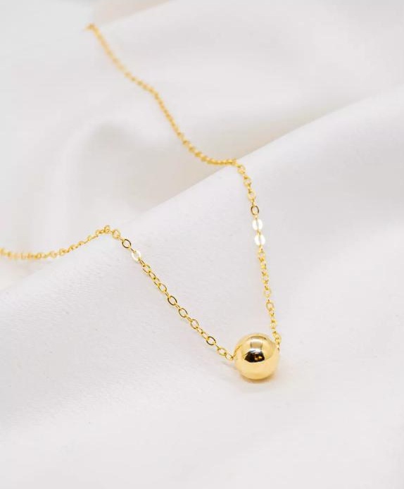 Colar dourado com mini elos e esfera central