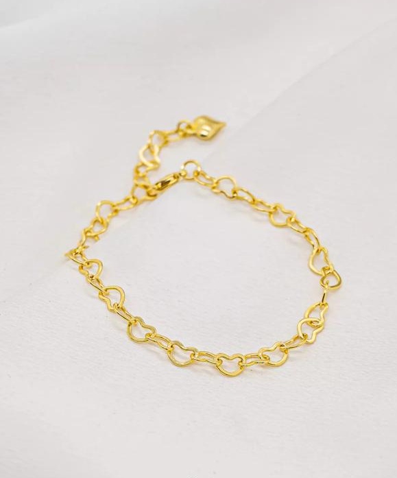 Pulseira dourada com elos em formato de coração