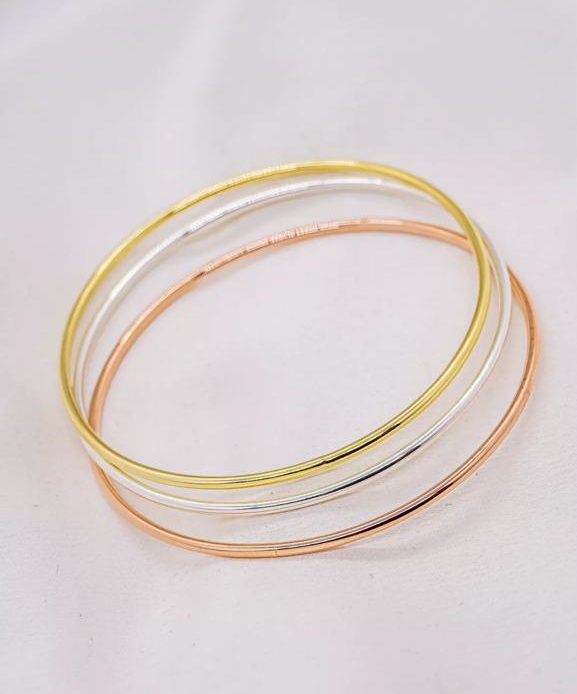 Conjunto de três pulseiras em ouro, ródio e ouro rosé