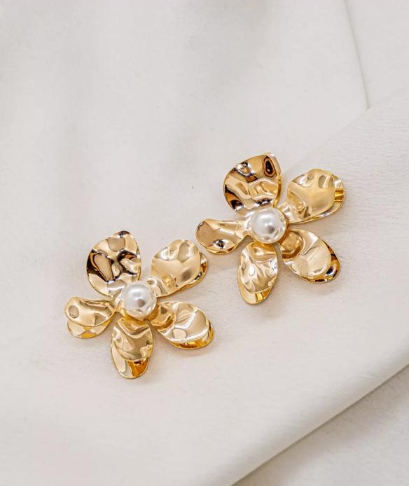 Brinco dourado flor com pétalas duplas e pérola