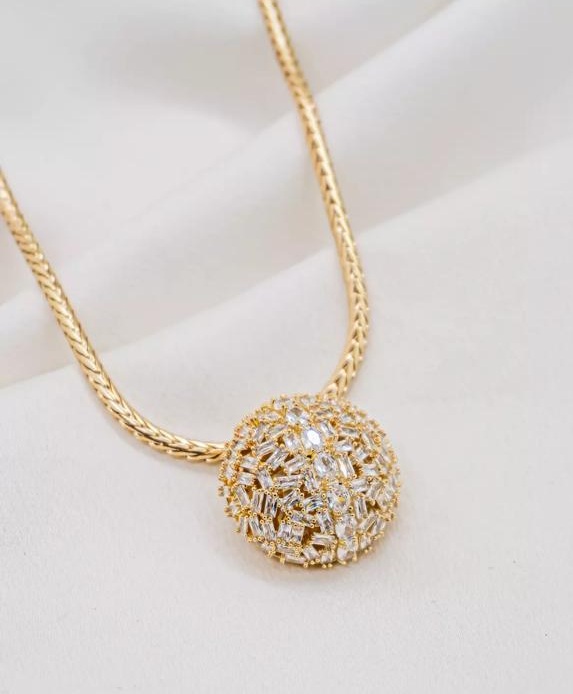 Colar dourado com pingente meia esfera de zircônias