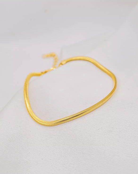Pulseira dourada com malha snake de 2 milímetros