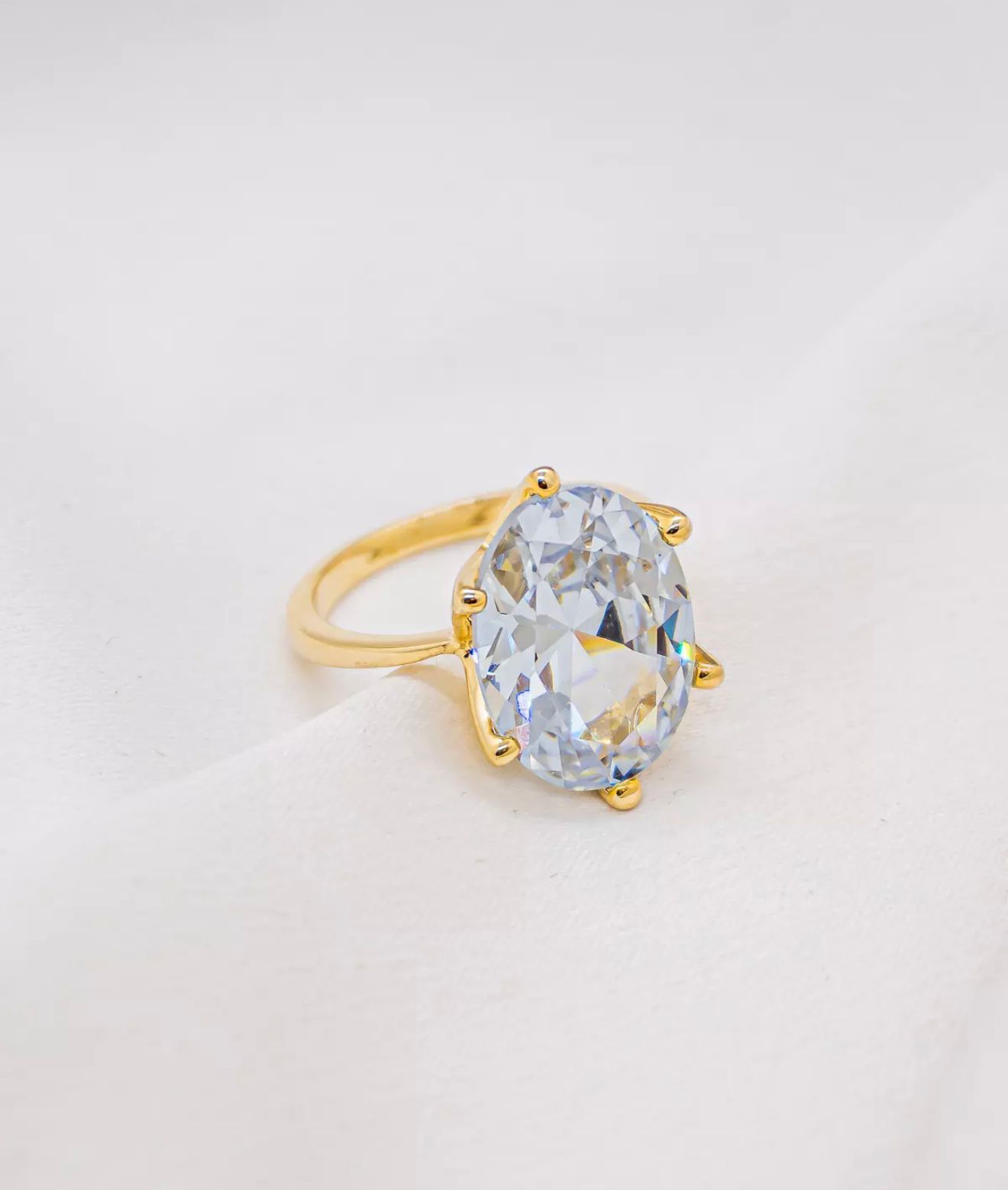 Anel dourado com cristal oval grande