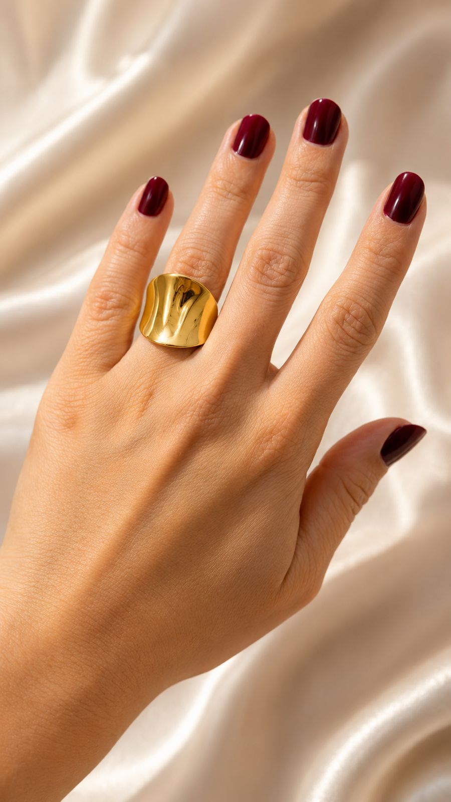 Anel maxi dourado abaulado com acabamento espelhado