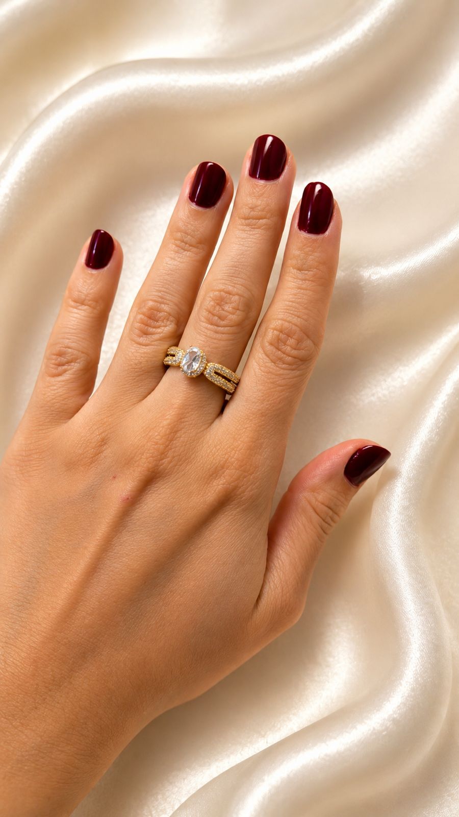 Anel dourado com zircônia oval e aro duplo cravejado