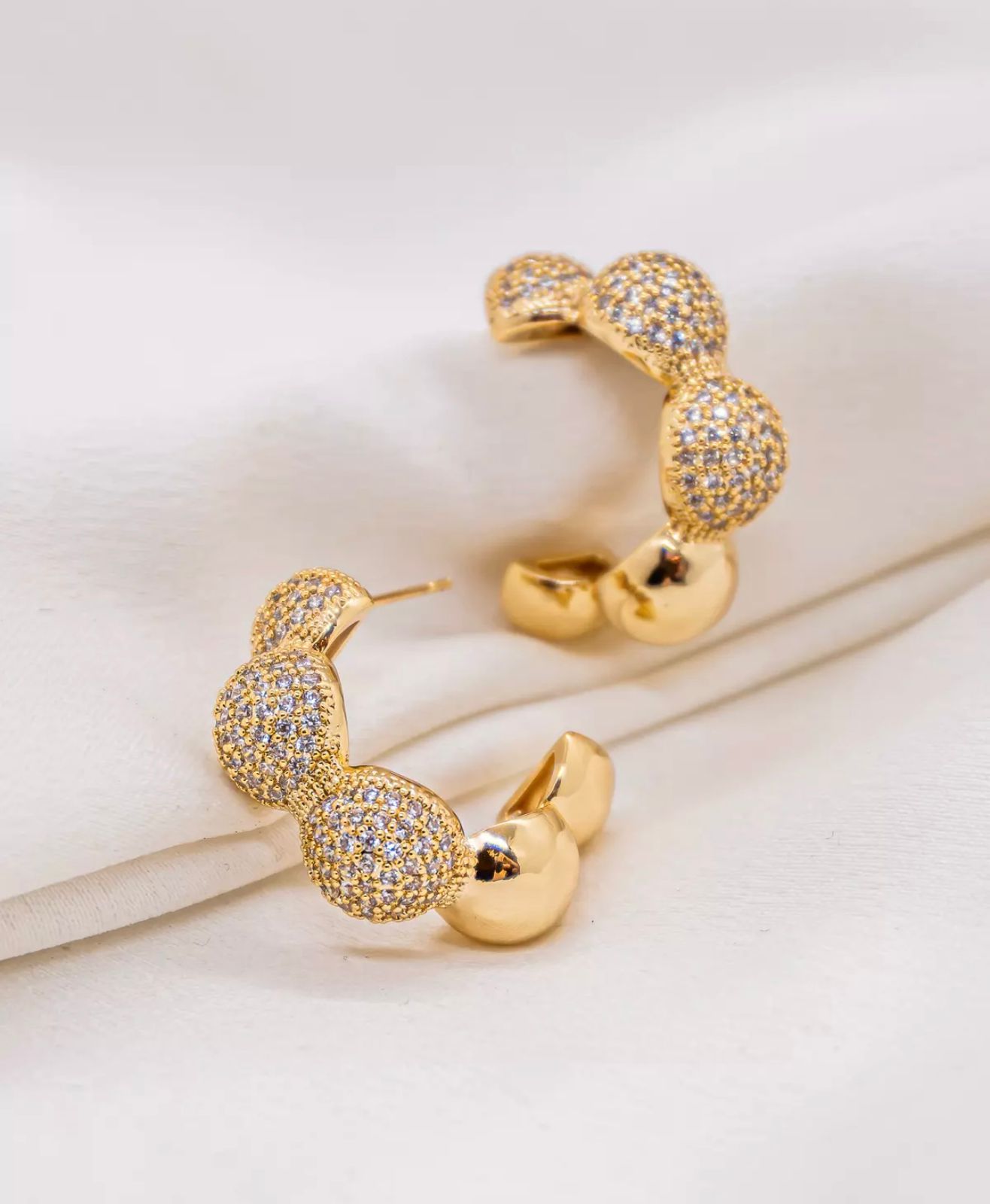 Argola dourada com bolas cravejadas