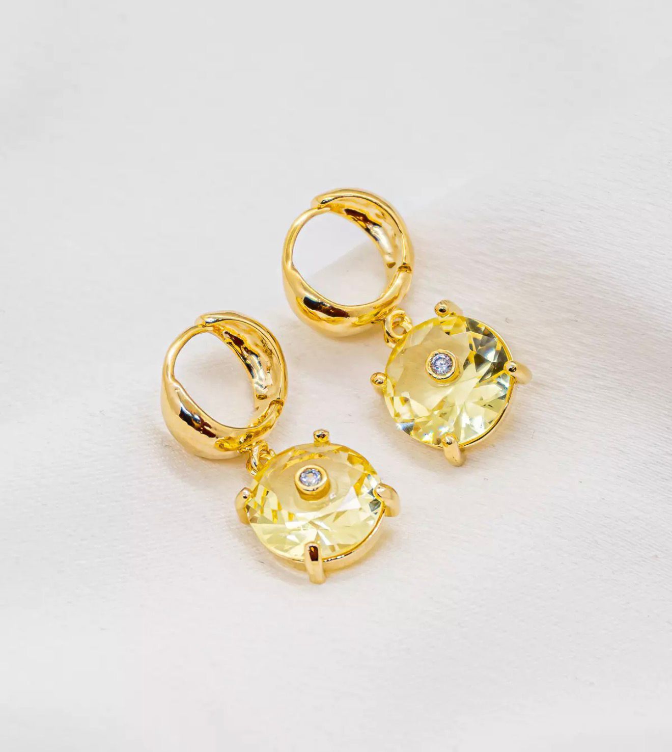 Brinco de argola dourada com cristal amarelo