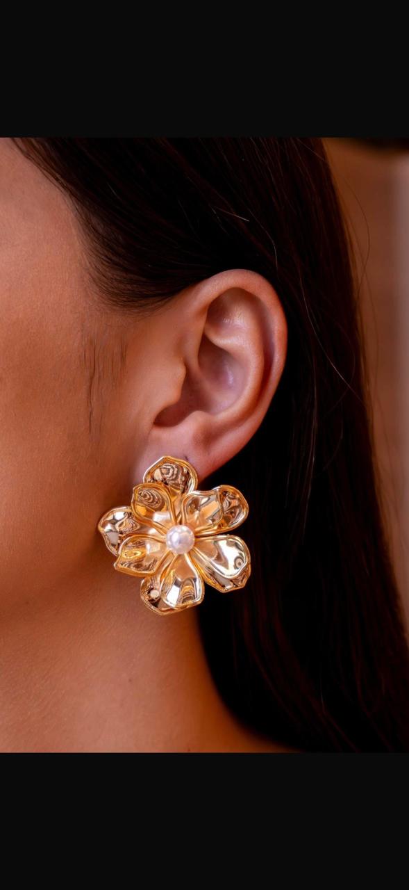 Brinco maxi dourado de flor orgânica com pérola