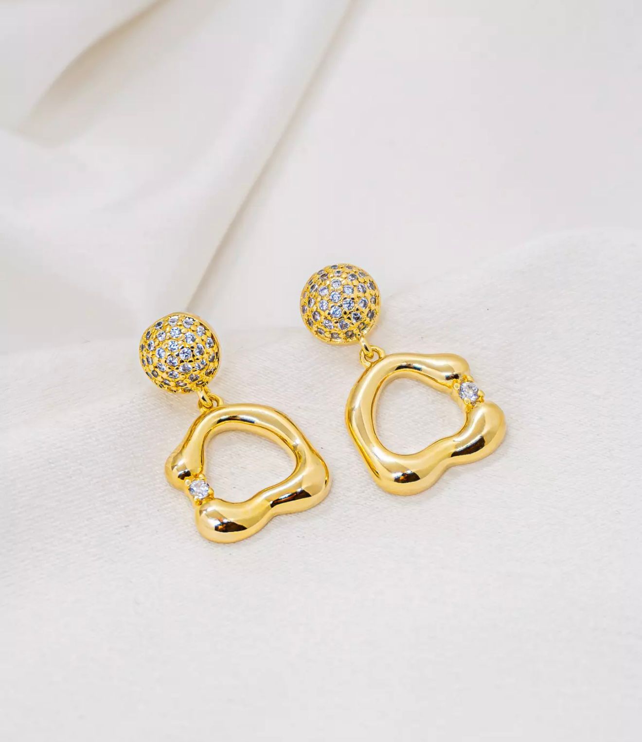 Brinco dourado orgânico com esfera cravejada