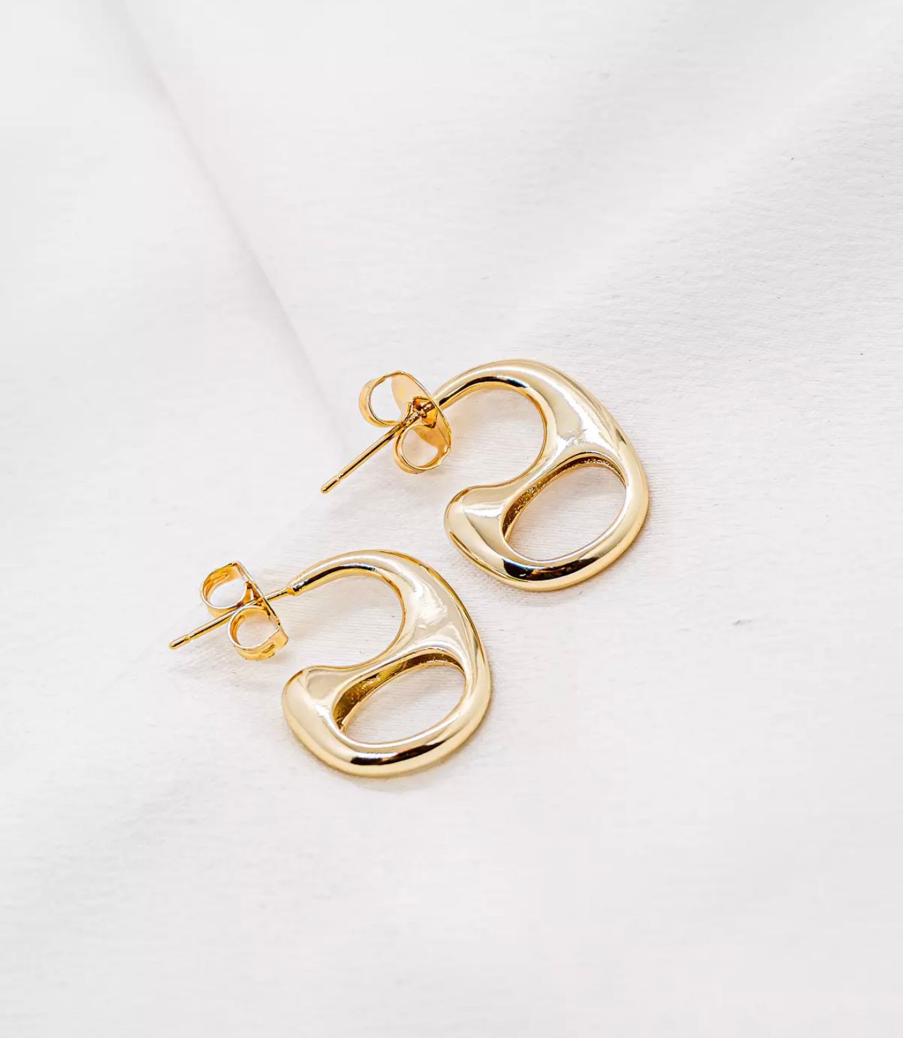 Brinco dourado orgânico pequeno