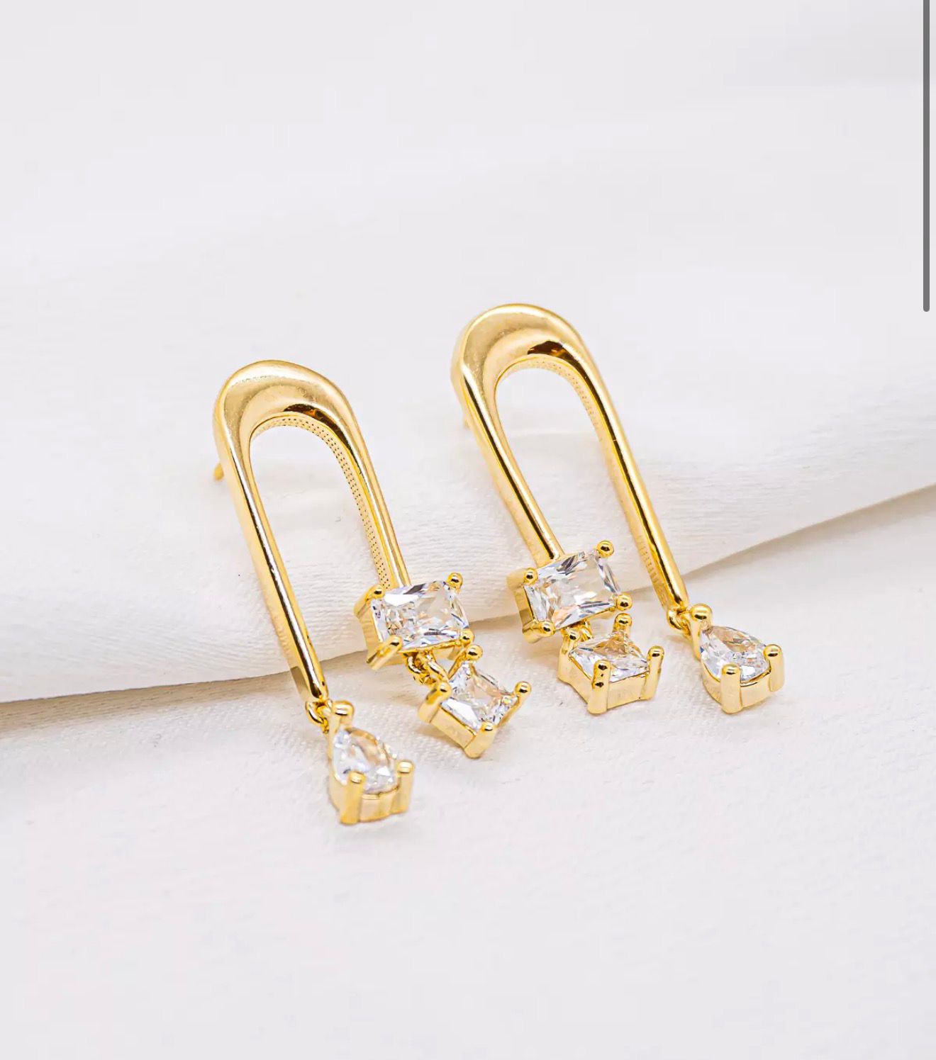 Brinco pendente dourado com cristais