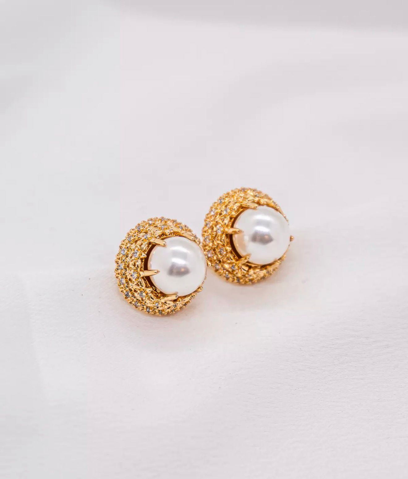 Brinco dourado com pérola central