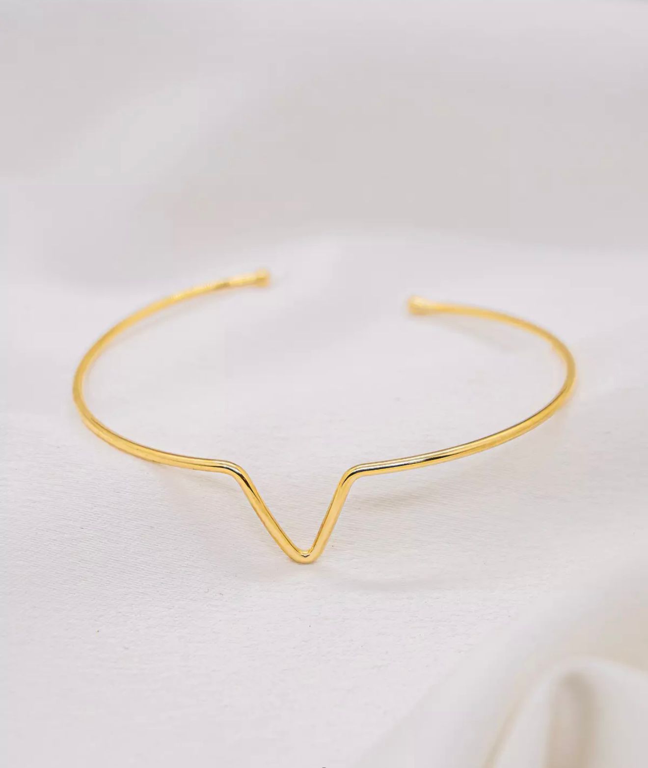 Pulseira em banho de ouro com detalhe em V