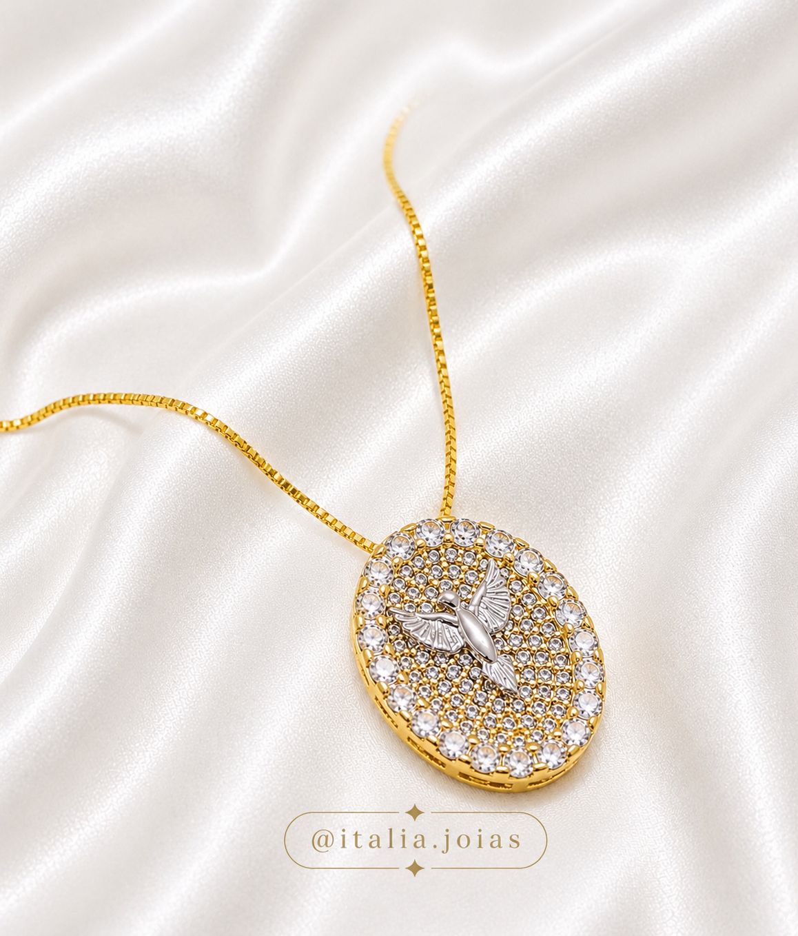 Colar dourado com medalha cravejada do Espírito Santo