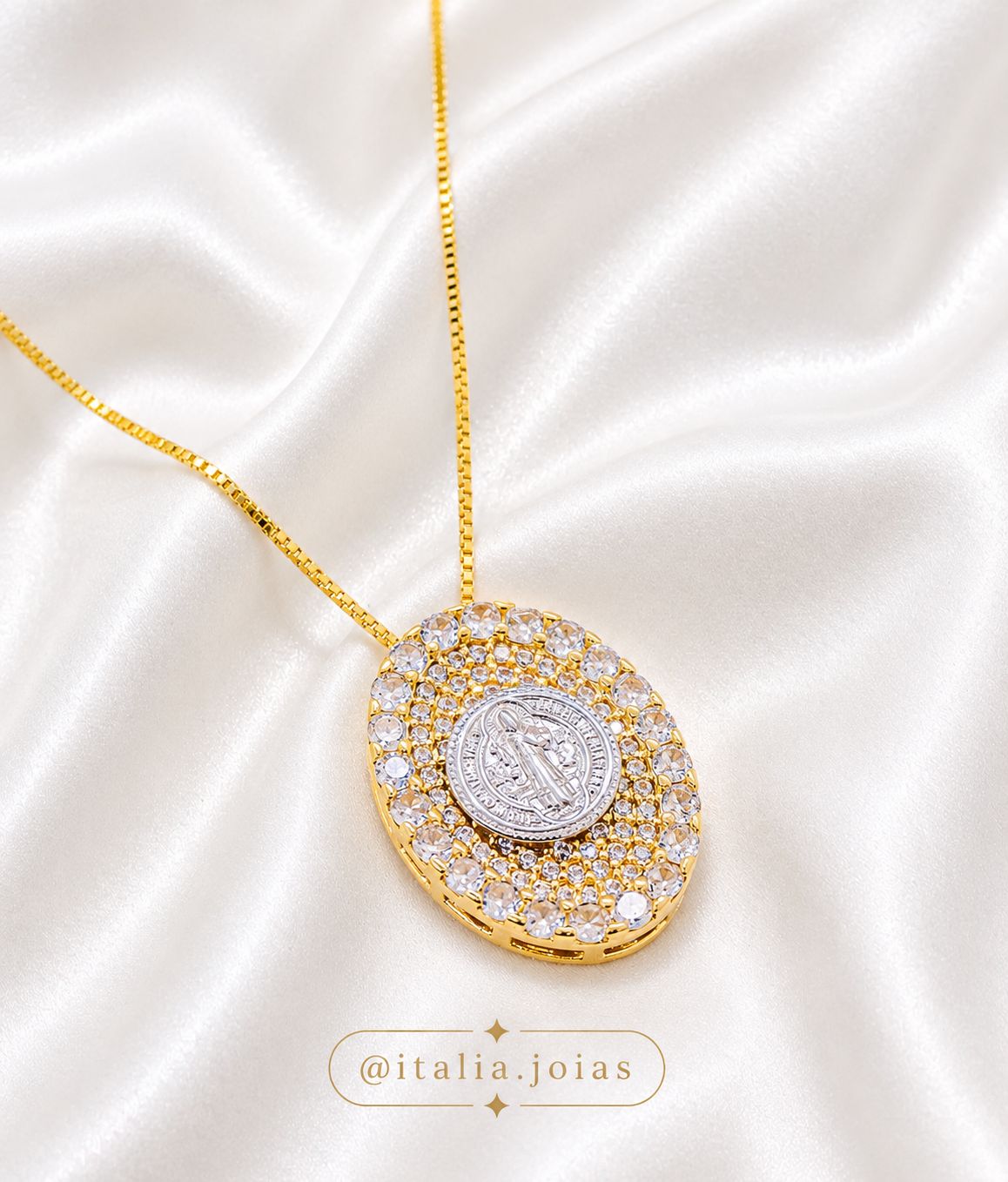 Colar dourado com medalha de São Bento