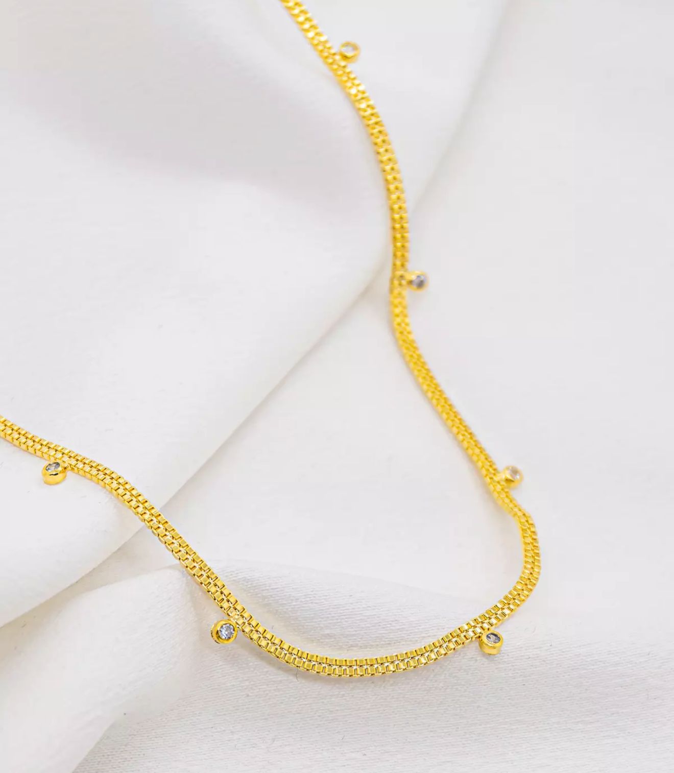Colar em banho de ouro com pontos de zircônia