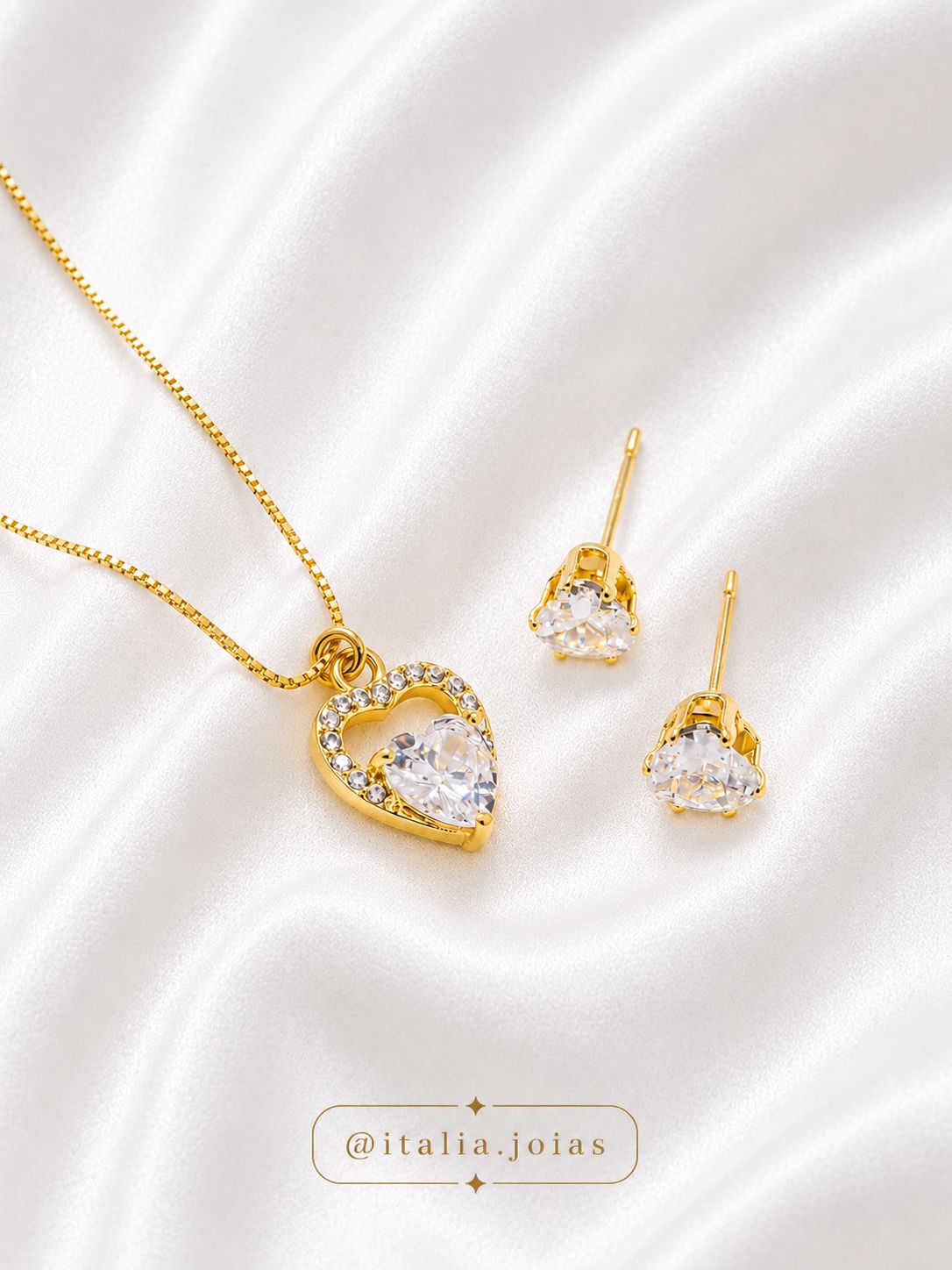 Conjunto dourado com colar e brincos de coração cristal