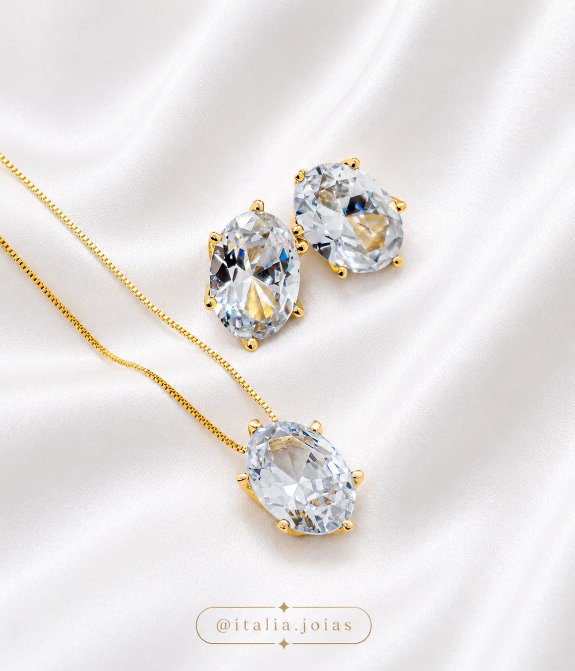 Conjunto oval em banho de ouro com zircônias cristalinas