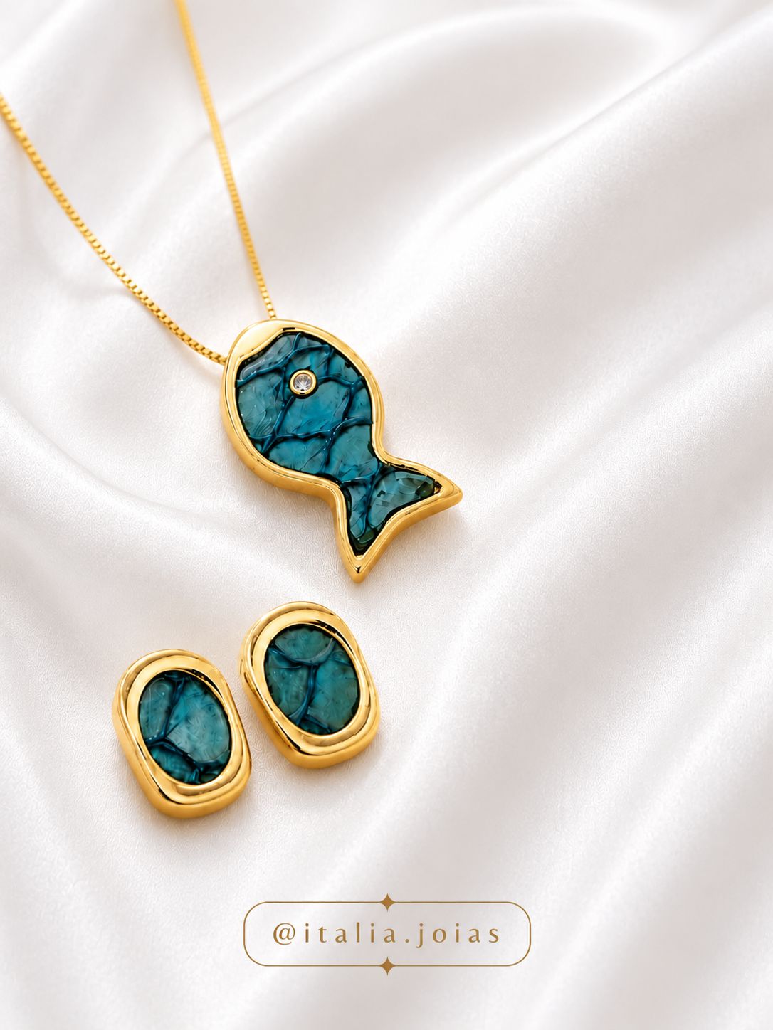 Conjunto dourado com pingente de peixe azul e brincos