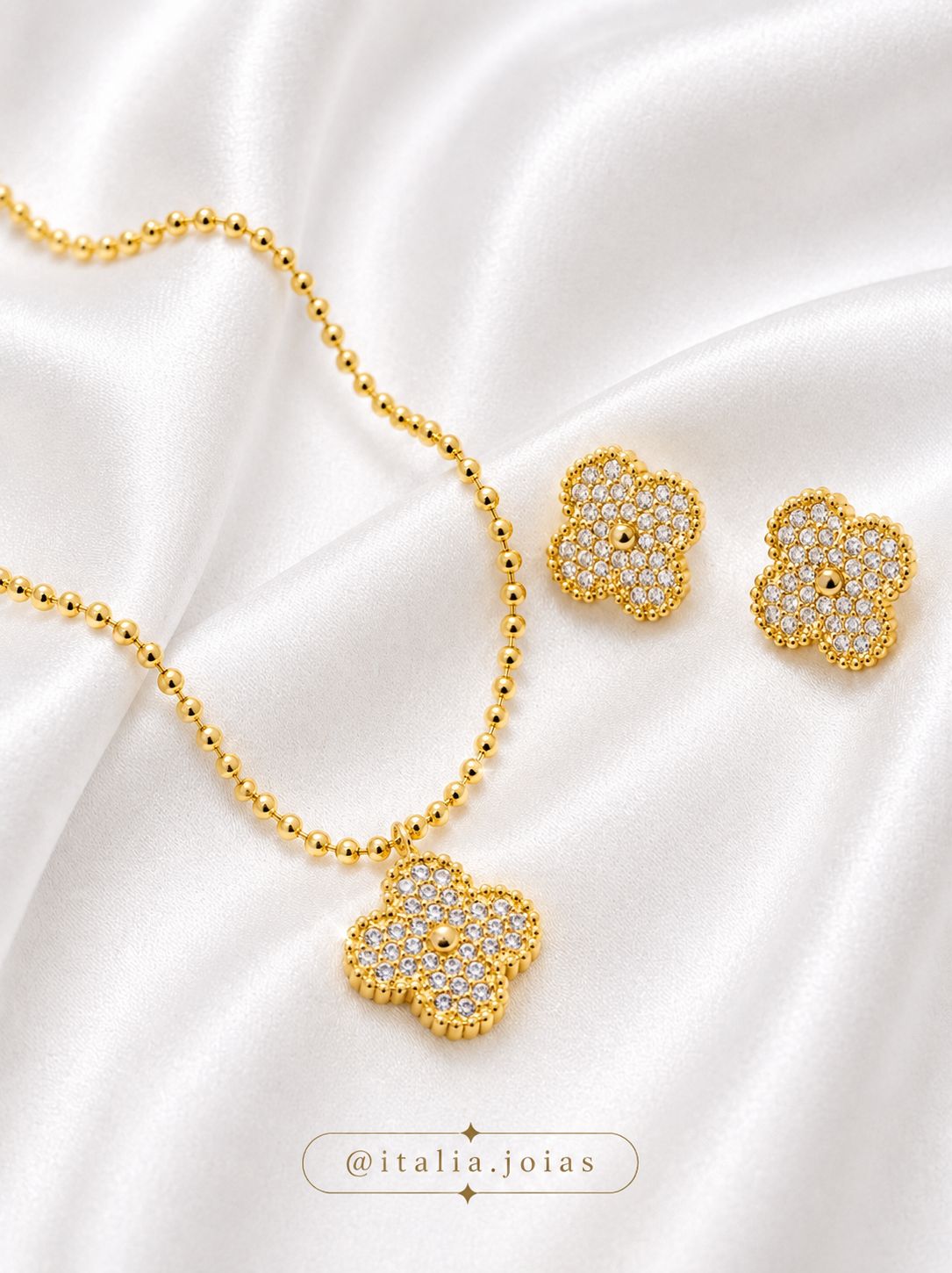 Conjunto dourado de trevo cravejado